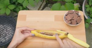 Ανοίγει μια μπανάνα στην μέση, προσθέτει κομματάκια σοκολάτας και το βάζει στη σχάρα….κόλαση!