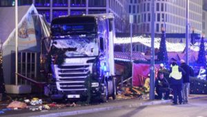 ΠΑΝΙΚΟΣ ΚΑΙ ΑΝΑΣΦΑΛΕΙΑ ΣΕ ΟΛΗ ΤΗΝ ΕΥΡΩΠΗ - Φορτηγό με ισλαμιστή οδηγό-φονιά σκορπά το θάνατο στο Βερολίνο - 9 νεκροί και 50 τραυματίες (βίντεο)