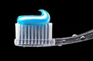 ΠΡΟΣΟΧΗ ΚΙΝΔΥΝΟΣ: Πρόσθετη χημική ουσία σε οδοντόπαστες και τρόφιμα αυξάνει τον κίνδυνο καρκίνου