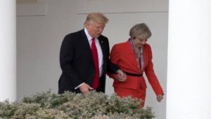 Χεράκι-χεράκι Ν.Τραμπ και Τ.Μέι κατά την έξοδο από τον Λευκό Οίκο: «Προχώρα το Brexit εγώ είμαι εδώ» (φωτό, βίντεο)