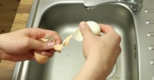 Δείτε ΠΩΣ θα Καθαρίσετε ένα Βραστό Αυγό μέσα σε 5 Δευτερόλεπτα. Απίθανο Κόλπο!