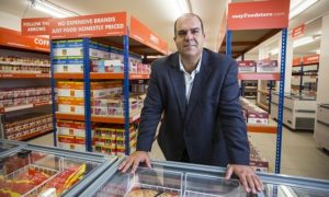 Στέλιος Χατζηιωάννου: Ο άνθρωπος που ετοιμάζει σούπερ μάρκετ με προϊόντα των 0,30 ευρώ