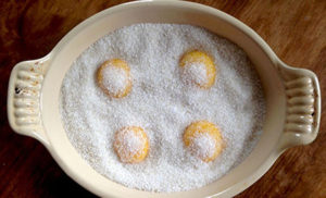 Γεμίζει ένα Μπολ με Αλάτι και Ζάχαρη και Βάζει μέσα 4 Αυγά. Όταν δείτε το Αποτέλεσμα θα Τρέξετε στην Κουζίνα σας να το Δοκιμάσετε!