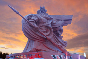 Το κολοσσιαίο άγαλμα του θεοποιημένου στρατηγού Guan Yu στην Κίνα