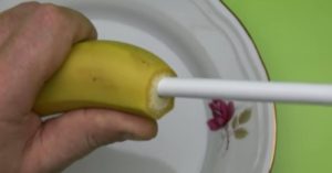 Κόβει το πάνω μέρος της Μπανάνας και σφηνώνει μέσα ένα Καλαμάκι. Ο λόγος; ΠΑΝΕΞΥΠΝΟΣ!