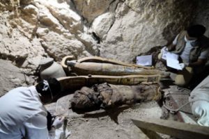 ΜΕΓΑΛΗ ΑΝΑΚΑΛΥΨΗ ΣΤΗΝ ΑΙΓΥΠΤΟ: Βρήκαν οκτώ μούμιες σε τύμβο 3.500 ετών κοντά στο Λούξορ (Εικόνες)