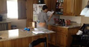 Τράβηξε κρυφά video την γυναίκα του στην κουζίνα και τρέλανε το διαδίκτυο