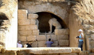 Αμφίπολη:Τον τάφο τον έχουν «ρημάξει» από το 1950!-Σοκαριστικές και στημένες αποκαλύψεις αρχαιοκάπηλου
