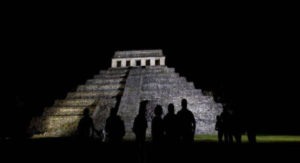 Τί έδειξαν νέες έρευνες σε πυραμίδα των Μάγια για τις «εξωτικές» θεωρίες περί τάφου αρχαίου αστροναύτη [Βίντεο]