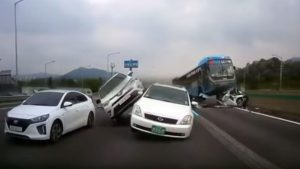 Τρομακτικό δυστύχημα σε αυτοκινητόδρομο της Νότιας Κορέας - ΒΙΝΤΕΟ