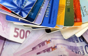 Μεγάλο κόλπο με χρεωστικές κάρτες: Πώς πλουτίζουν οι τράπεζες από την τσέπη μας