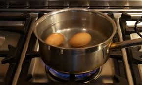 Βίντεο: Το απίθανο κόλπο για να μην σπάνε ποτέ τα αυγά όταν τα βράζετε