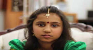 Το Υπερφυσικό Κορίτσι Από Την Ινδία Που Διαβάζει Με... Κλειστά Μάτια - Βίντεο