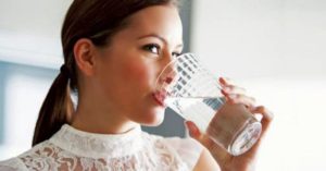 Δείτε ποιοι είναι οι 5 λόγοι για να πιείτε νερό με άδειο στομάχι
