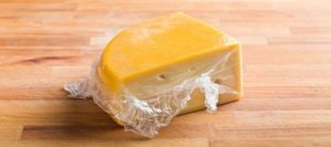 ΑΥΤΟ ΣΙΓΟΥΡΑ ΔΕΝ ΤΟ ΓΝΩΡΙΖΑΤΕ! Γιατί το τυρί δεν πρέπει να αποθηκεύεται με διάφανη μεμβράνη