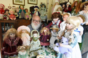 Η «τρομακτική» συλλογή 63χρονου από στοιχειωμένες… κούκλες! (Βίντεο)