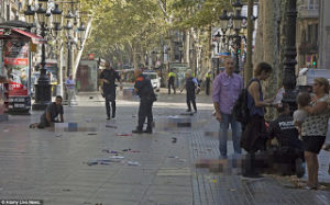ΕΙΚΟΝΕΣ φρίκης στη Βαρκελώνη - Τουλάχιστον 13 νεκροί και δεκάδες τραυματίες - Φωτογραφίες που κόβουν την ανάσα