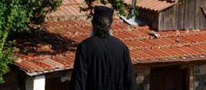 Οπλισμένος Έλληνας ιερέας κάνει τον γύρο του διαδικτύου (φωτό)