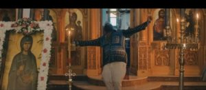 Γνωστός ράπερ προκαλεί με video clip μέσα σε εκκλησία της Σαντορίνης - Ο χορός μπροστά στις εικόνες (βίντεο)