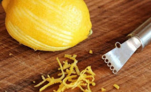 Τι θα συμβεί αν βάλετε μια φλούδα λεμόνι μέσα στο πλυντήριο πιάτων σας