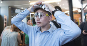 12χρονος μαθητής από την Ξάνθη δημιούργησε καπέλο με γυαλιά για τυφλούς
