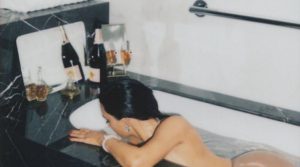 Ασυγκράτητη η Kim Kardashian φωτογραφίζεται γυμνή στην μπανιέρα