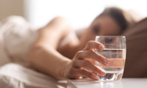 Μην πίνετε νερό από το ποτήρι που έχετε δίπλα σας τη νύχτα – Δείτε γιατί [video]