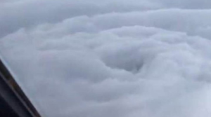 Συγκλονιστικές εικόνες - Κυνηγοί τυφώνων με αεροπλάνο μέσα στον κυκλώνα Ίρμα (vid)
