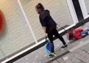 Εξοργιστικό βίντεο: «Μητέρα» σέρνει το παιδί της σαν το σκυλί με λουρί στο δρόμο