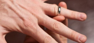 Δείτε πως μπορείτε να βγάλετε το δαχτυλίδι που κόλλησε στο δάχτυλο σου (video)