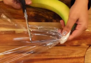 Αυτό είναι το κόλπο για να μην μαυρίζουν οι μπανάνες [video]