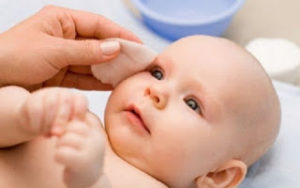 Πώς πρέπει να καθαρίζετε σωστά τα αυτιά του παιδιού