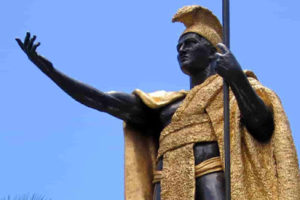 Γιατί ο μυθικός βασιλιάς της Χαβάη φοράει ελληνική περικεφαλαία;