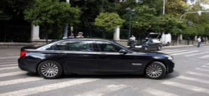 ΑΠΙΣΤΕΥΤΟ – Πόσο κάνουν τα 4 λάστιχα της θωρακισμένης BMW του Υπουργού Οικονομικών