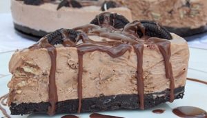 Πανεύκολη τούρτα παγωτό με μπισκότα και σοκολάτα Lacta! – Θα σας ξετρελάνει!