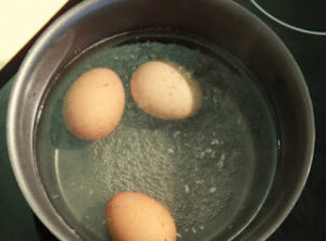 Τι πρέπει να κάνουμε για να μην σπάνε τα αυγά όταν βράζουν