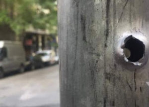 Δείτε τις τρύπες από τις σφαίρες στις κολόνες έξω από τα γραφεία του ΠΑΣΟΚ [photos]
