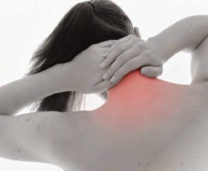 Τι προκαλεί πόνο στον αυχένα και τον ώμο;