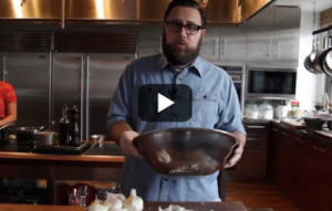 Πώς να καθαρίσετε σκόρδα σε 10 δευτερόλεπτα (video)