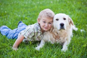 5 πράγματα που μπορεί να μάθει ένα παιδί αν μεγαλώσει με σκύλο