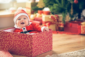 Χριστούγεννα: Όλα όσα πρέπει να προσέχετε αν έχετε μωράκι!