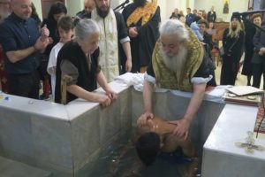 Εκατοντάδες αλλοδαποί βαφτίστηκαν Χριστιανοί στη Λαμία! (φωτό,βίντεο)