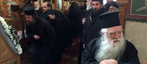 Αίγιο: Πορεία ιερέων για την ονομασία των Σκοπίων (φωτό, βίντεο)