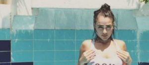 Η Κόνι Μεταξά απολαμβάνει το «μπάνιο της Κλεοπάτρας» (φωτό)