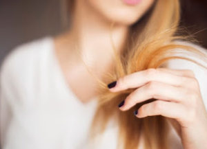 Ψαλίδα: Τρία κόλπα για να μην κόψετε τα μαλλιά σας!