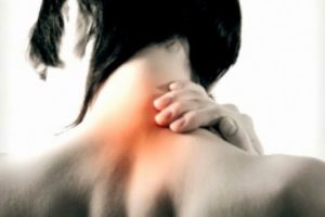 Έξυπνα tips για να διώξτε τον πόνο του αυχένα