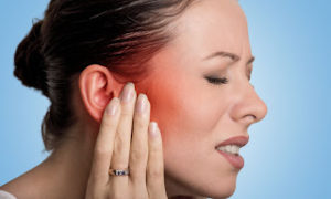 Πόνος στο αυτί: Σπιτικά γιατροσόφια & πότε να επισκεφτείτε γιατρό