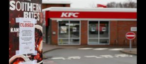 Βρετανία: Χαμός από το «λουκέτο» στα KFC – Οι πολίτες έχουν πάθει… στέρηση και καλούν την αστυνομία!