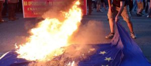 Έρευνα: Ένας στους δύο Έλληνες θεωρεί ότι η χώρα «έχασε» από την ΕΕ - Τι λένε για τα Μνημόνια