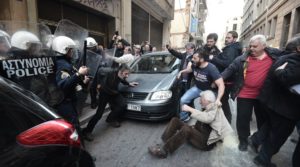 Κατακραυγή εναντίον ΣΥΡΙΖΑ για ΜΑΤ και πλειστηριασμούς: «Συντρόφια δέρνουν πρώην συντρόφια!»